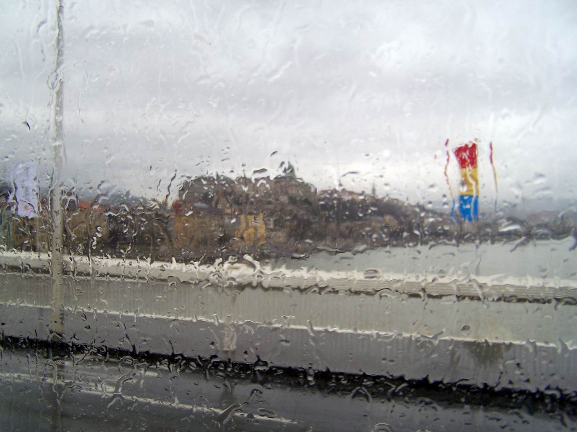 Будапешт з вікна автобусу під час дощу