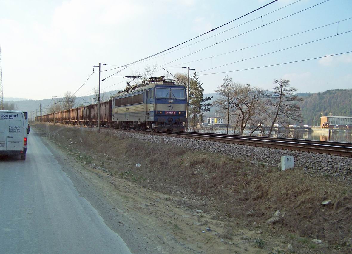 Електровоз Skoda 363.104-1, околиці м. Тренчин, Словаччина