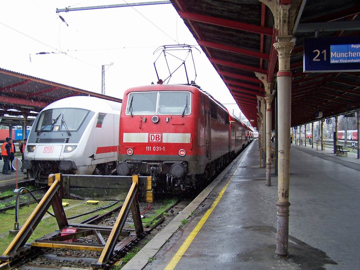 Електровоз 111.031-1 німецьких залізниць з двохповерховим поїздом на Мюнхен , центральний вокзал Зальцбурга, Австрія