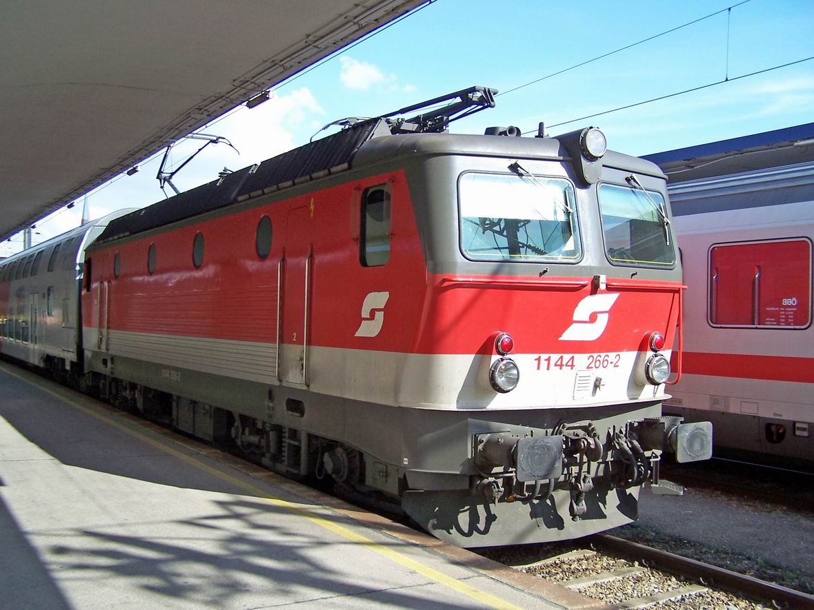 Електровоз Siemens 1144.266-2 з поїздом типу CityShuttle 2, Західний вокзал (Wesbahnhof), Відень