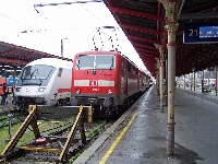 Електровоз 111.031-1 німецьких залізниць з двохповерховим поїздом на Мюнхен , центральний вокзал Зальцбурга, Австрія