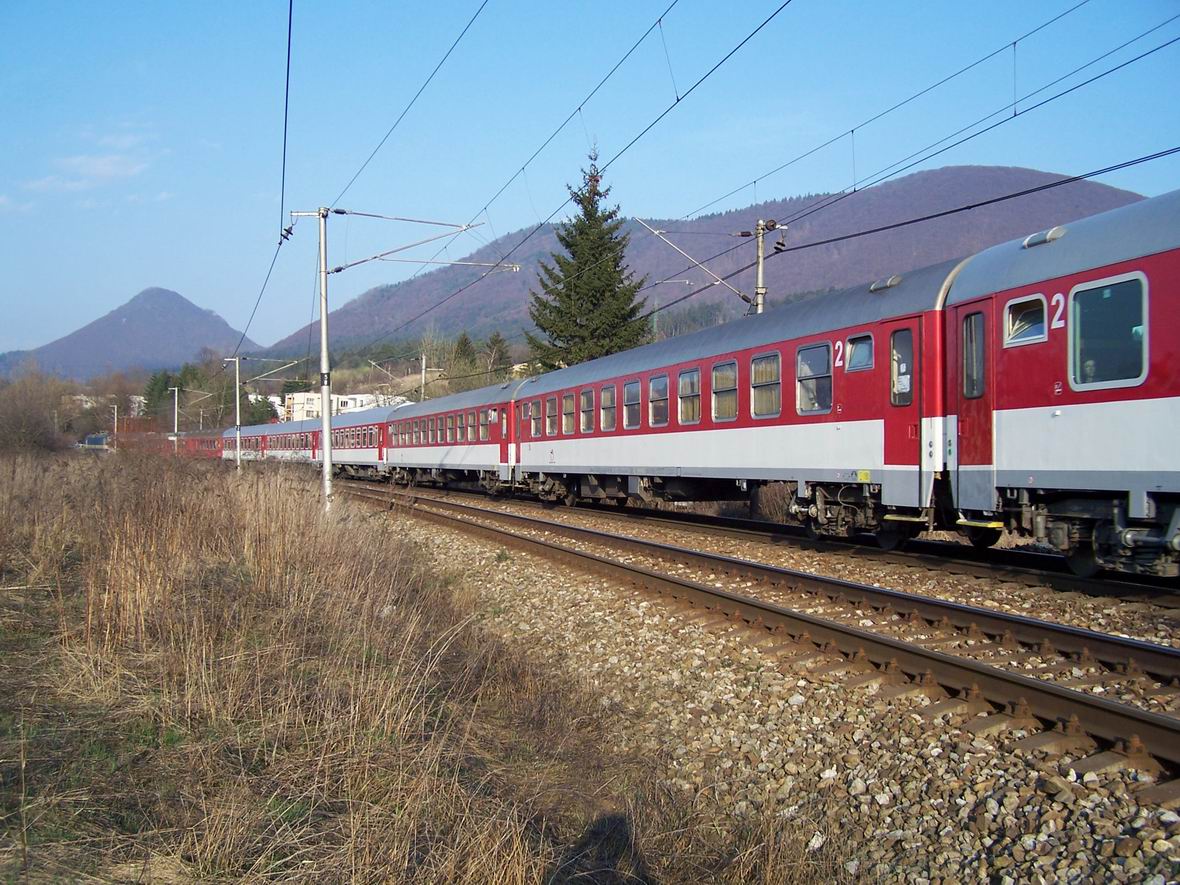 Пасажирський поїзд, околиці м. Тренчин, Словаччина