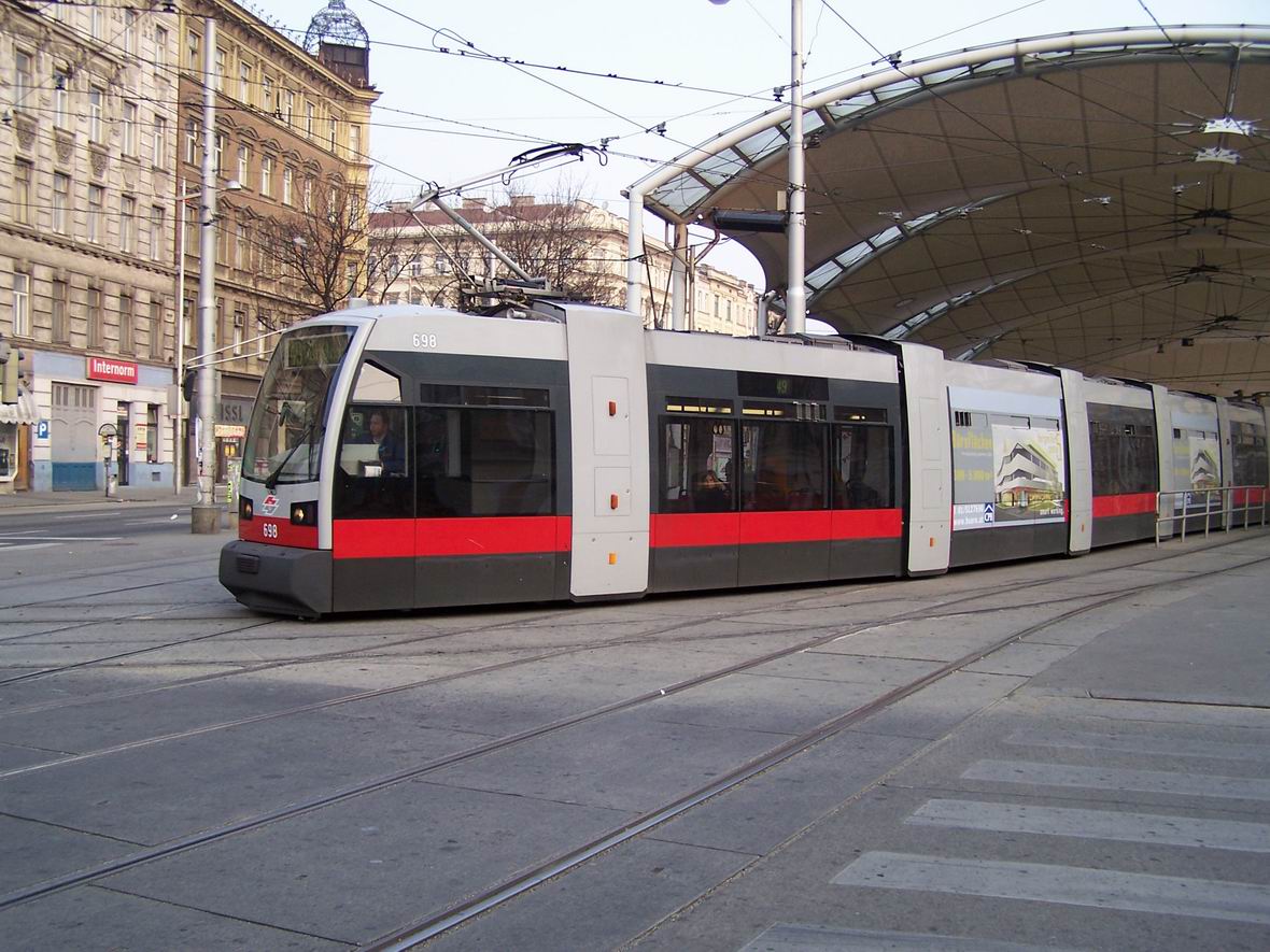 Трамвай Siemens ULF, Урбан-Лоріц Плац, Відень, Австрія