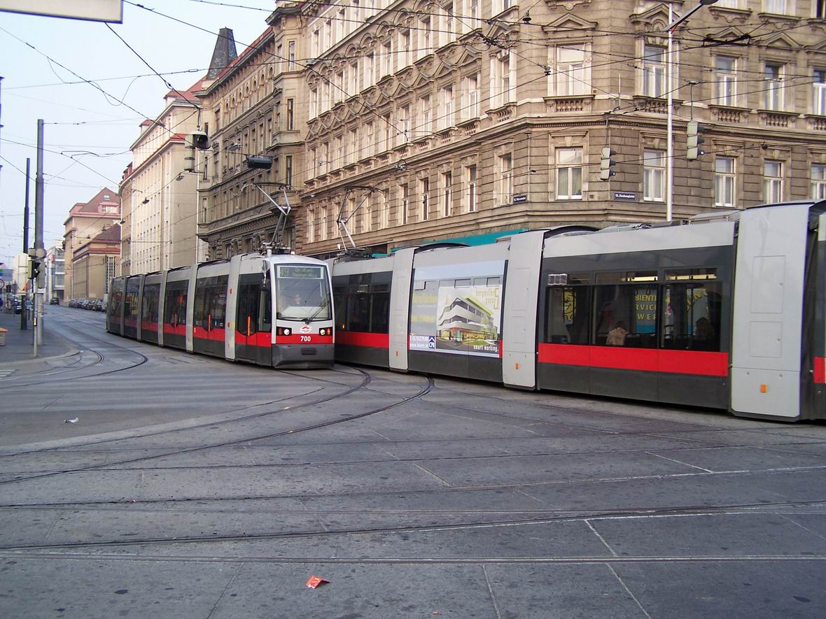 Трамваї Siemens ULF, Урбан-Лоріц Плац, Відень, Австрія