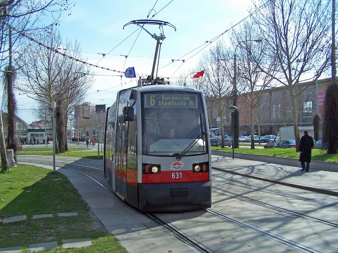 Трамвай типу ULF біля Західного вокзалу (Wesbahnhof), Відень