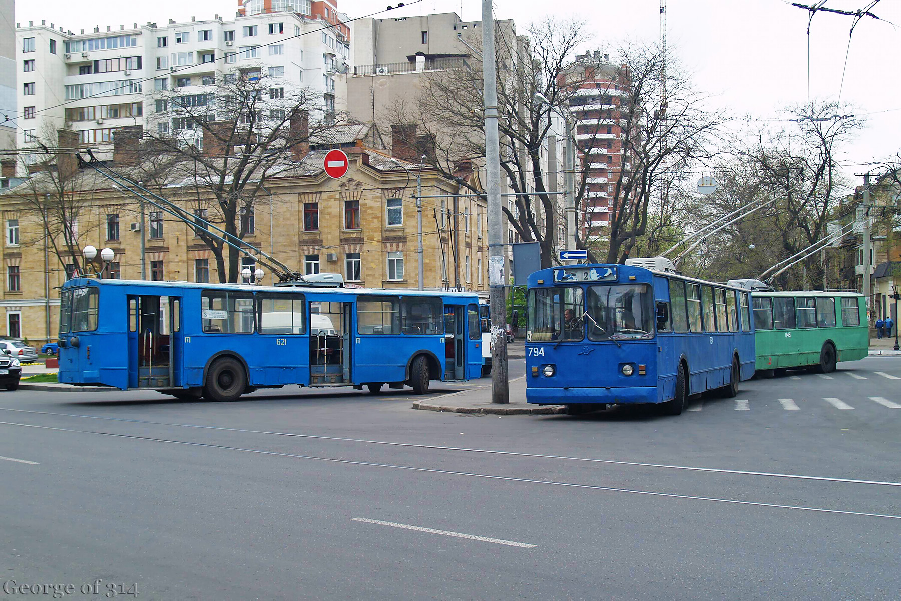 Троллейбуси ЗиУ-682В [В00] №794 маршруту №2, ЗиУ-682В-012 №621 маршруту №3 та ЗиУ-682В-012 №845 маршруту №2, к/ст 